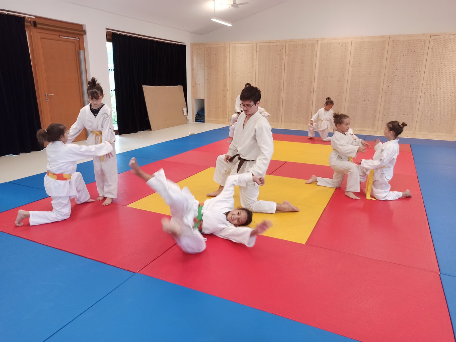 Dojo de Fourques, situé à la salle de motricité à côté de l'école