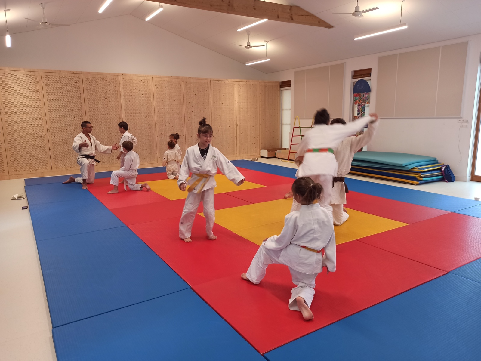 Dojo de Fourques, situé à la salle de motricité à côté de l'école