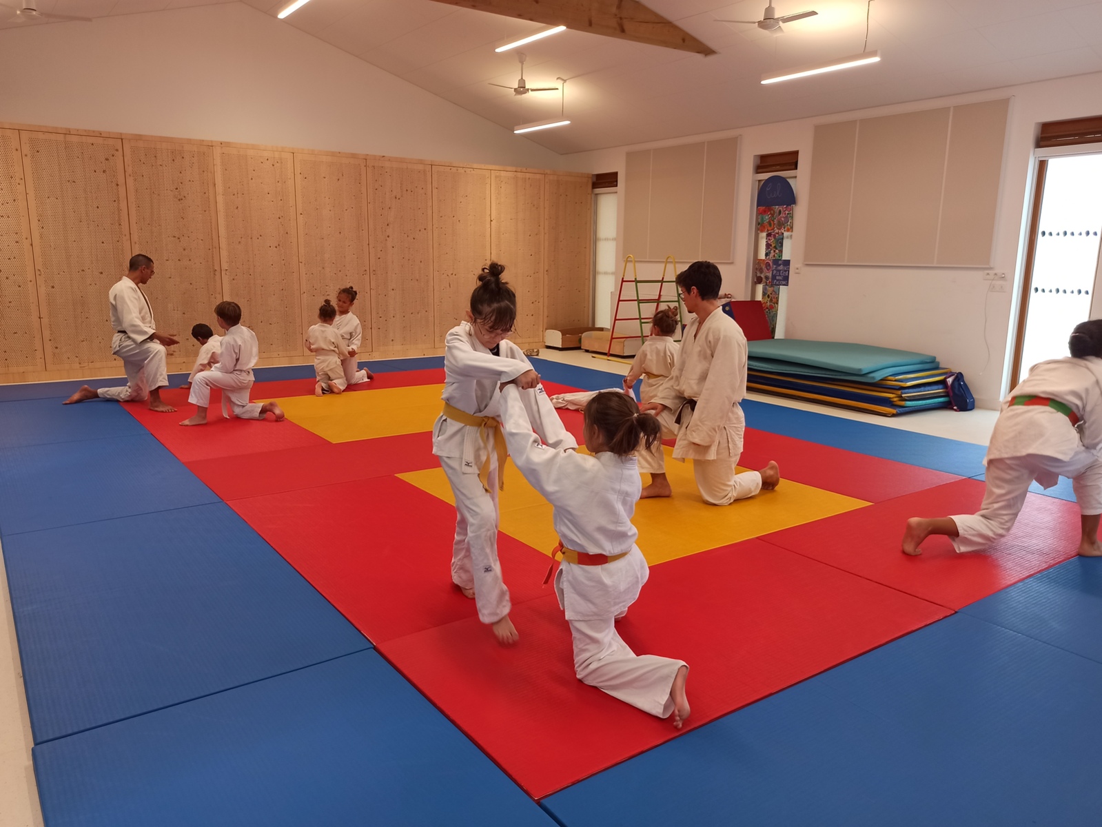 Dojo de Fourques, situé à la salle de motricité à côté de l'école