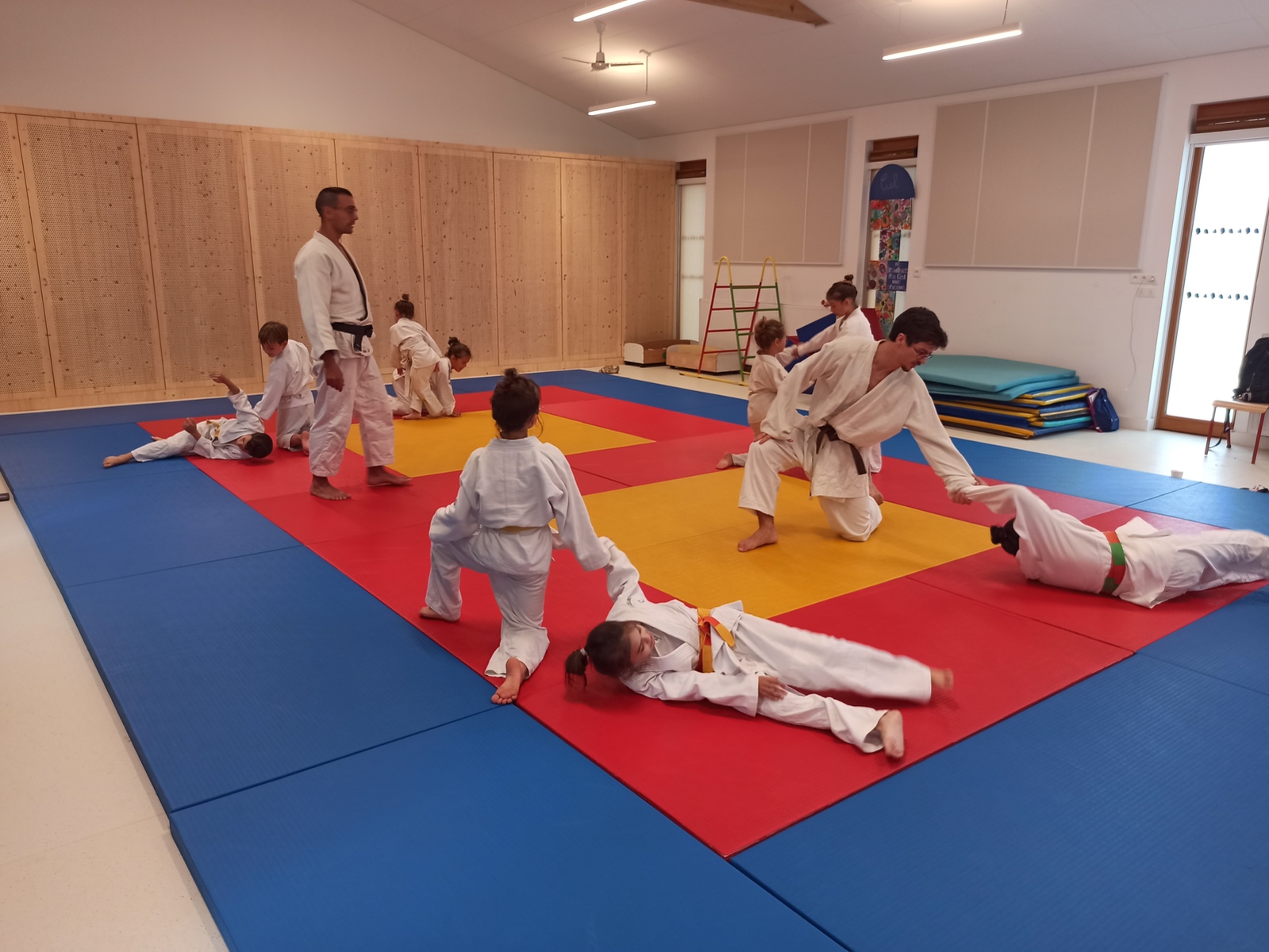 Dojo de Fourques, situé à la salle de motricité à côté de l'école