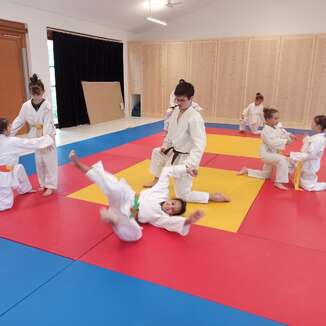 Dojo de Fourques, situé à la salle de motricité à côté de l'école