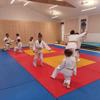 Dojo de Fourques, situé à la salle de motricité à côté de l'école