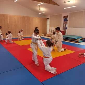 Dojo de Fourques, situé à la salle de motricité à côté de l'école