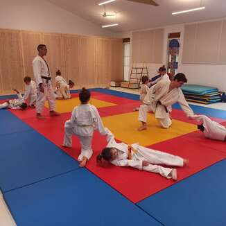 Dojo de Fourques, situé à la salle de motricité à côté de l'école