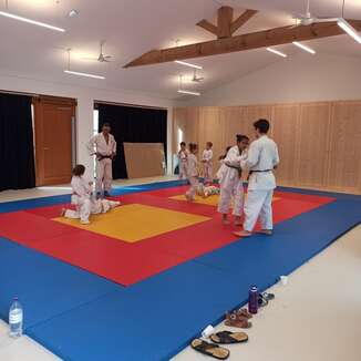 Dojo de Fourques, situé à la salle de motricité à côté de l'école