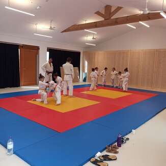 Dojo de Fourques, situé à la salle de motricité à côté de l'école